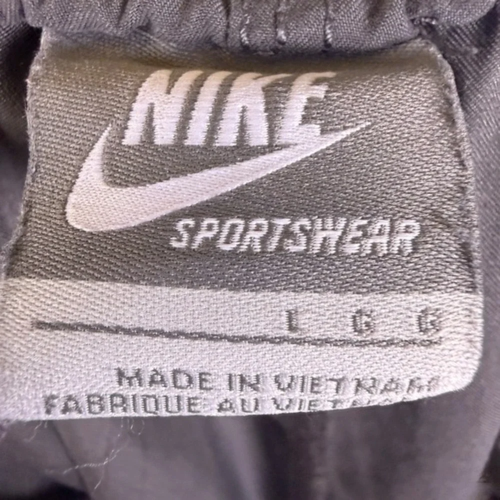 Nike Cargo‎ Baggy Shorts Mens L Gray Vintage Y2K Swoosh Logo Silver Tag Skater